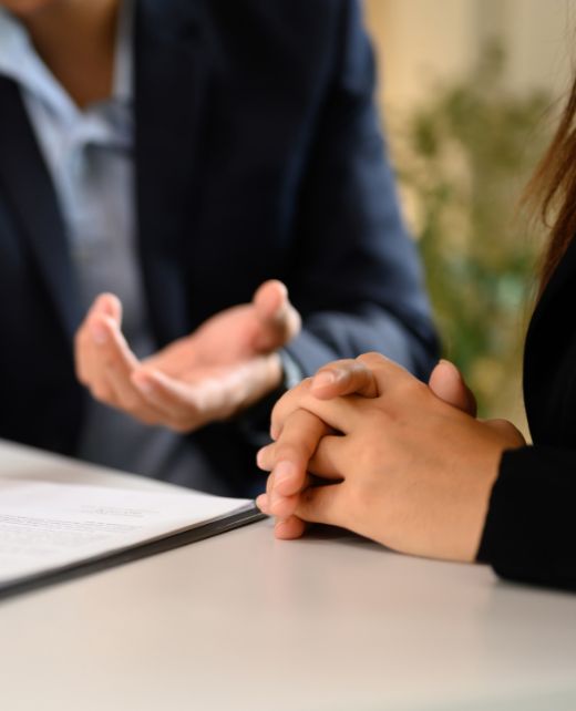 Persönliche Rechtsberatung bei Dr. Anika Loskot in Wien – vertrauensvolles Gespräch zwischen Anwältin und Mandantin